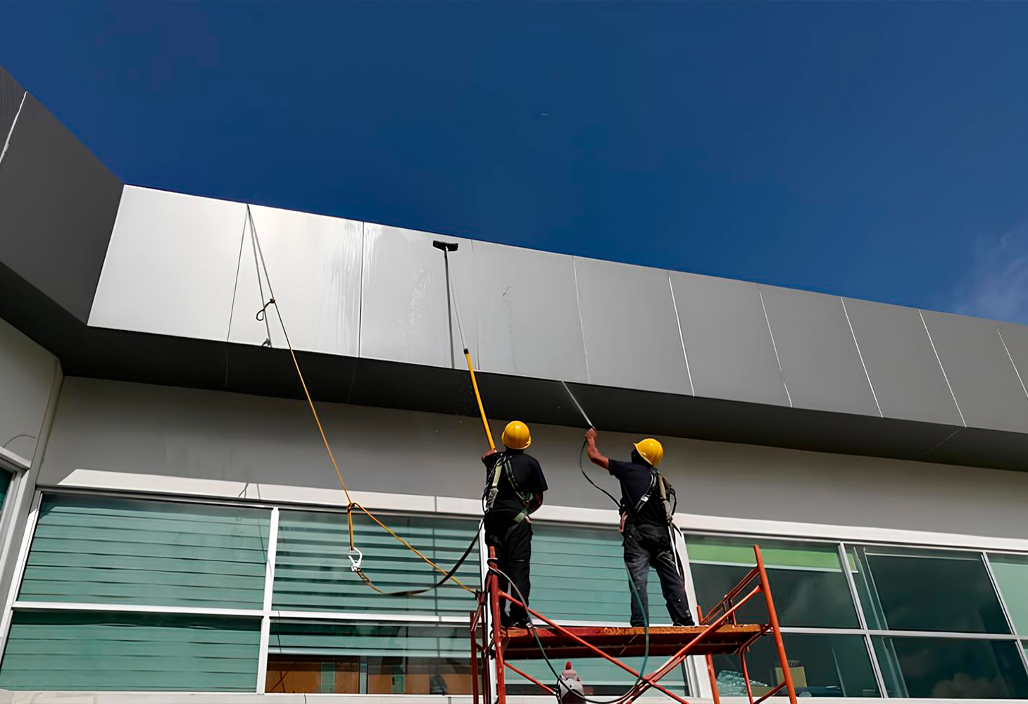 Profissional realizando limpeza de fachada