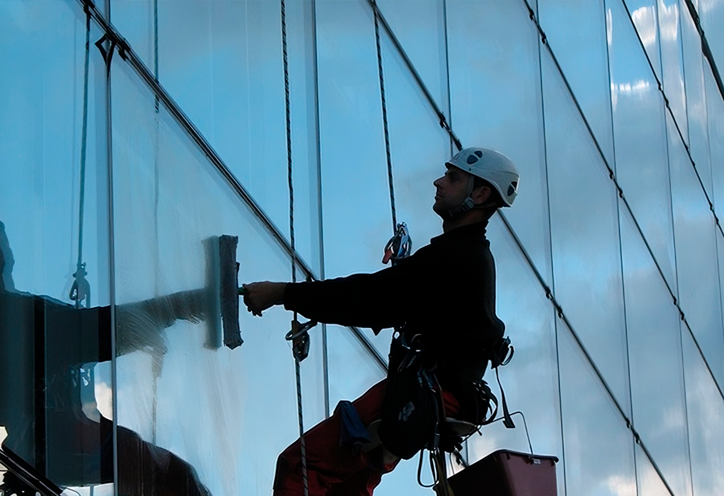 Profissional realizando limpeza externa de vidros